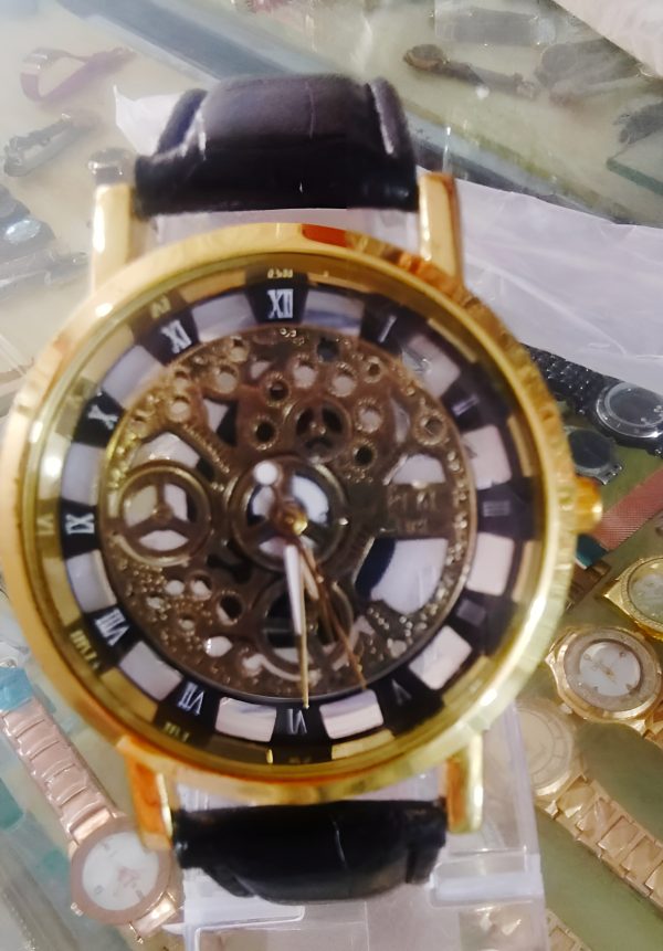 Stylish Leather Watch With Gold-tone