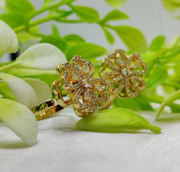 Dazzling Dual-tone Floral Moveable Rings