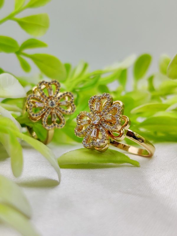 Dazzling Dual-tone Floral Moveable Rings