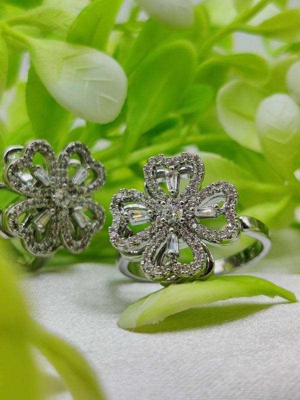 Dazzling Dual-tone Floral Moveable Rings