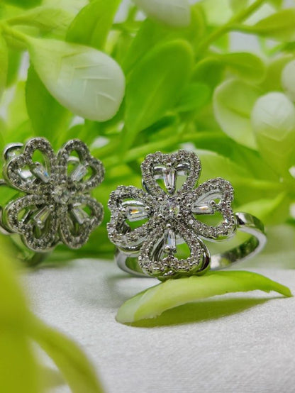 Dazzling Dual-tone Floral Moveable Rings