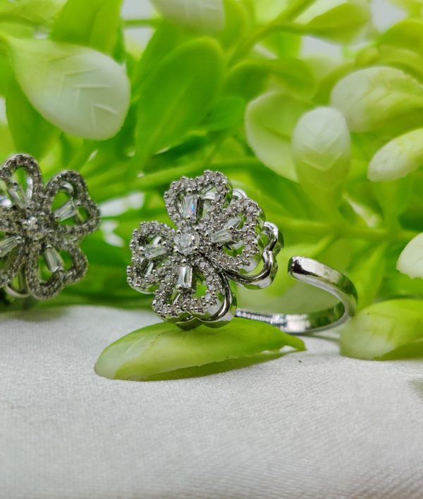 Dazzling Dual-tone Floral Moveable Rings