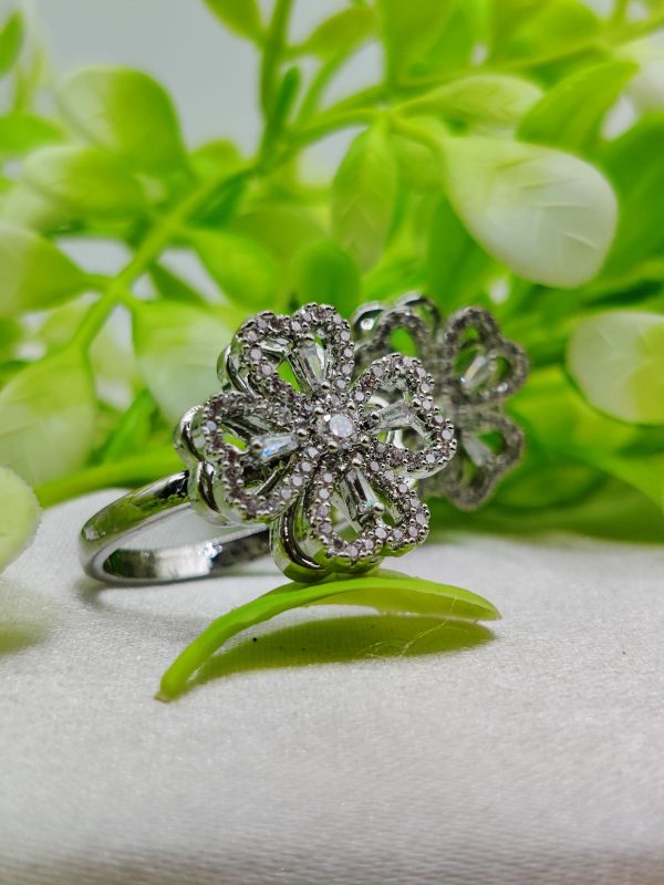 Dazzling Dual-tone Floral Moveable Rings