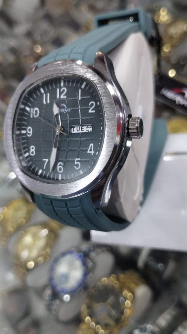 Heryi Men’s Watch With Silicone Strap