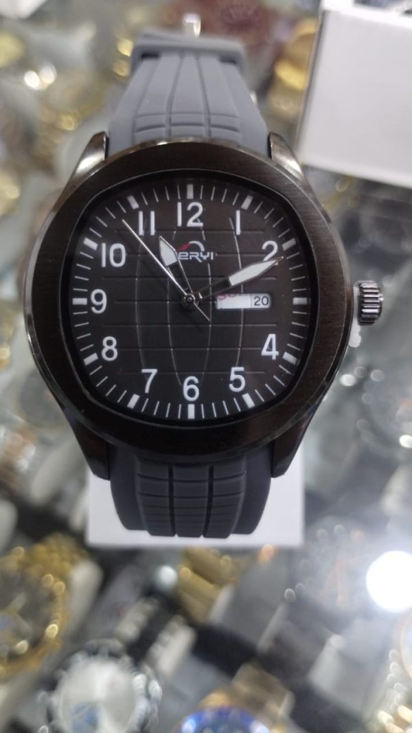 Heryi Men’s Watch With Silicone Strap