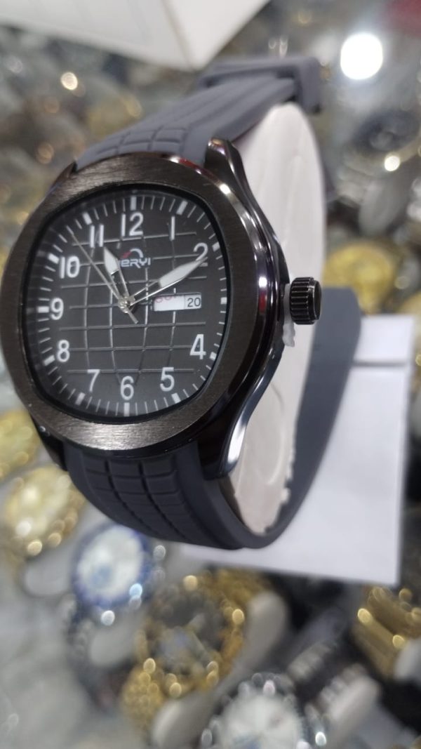 Heryi Men’s Watch With Silicone Strap