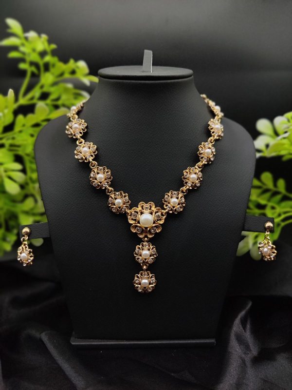 Majestic Pearl Flower Necklace
