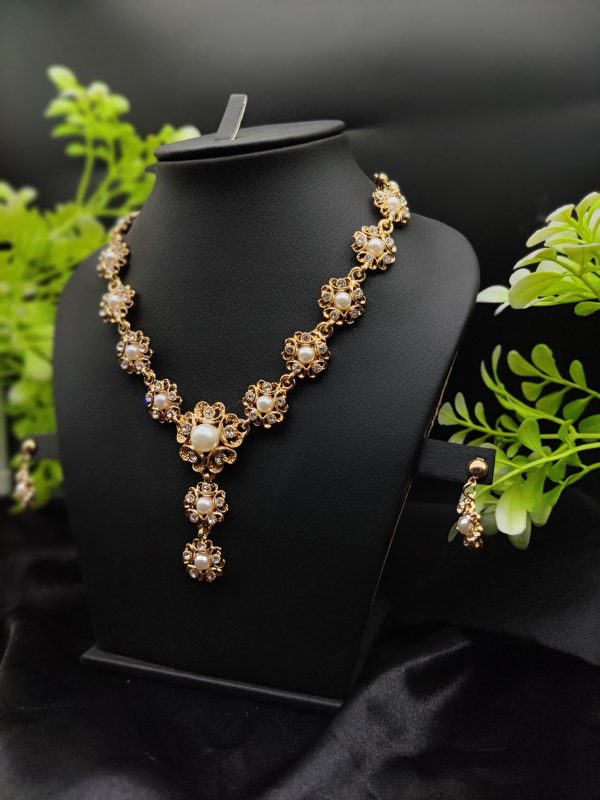 Majestic Pearl Flower Necklace